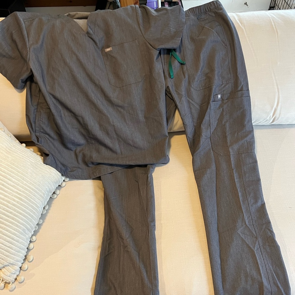 FIGS men’s scrubs size large (Gray)